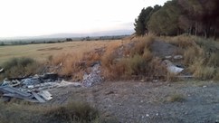 Deixalles al Cementiri