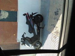 Moto aparcada sobre la vorera