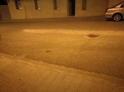 Carrer brut de terra i pedres